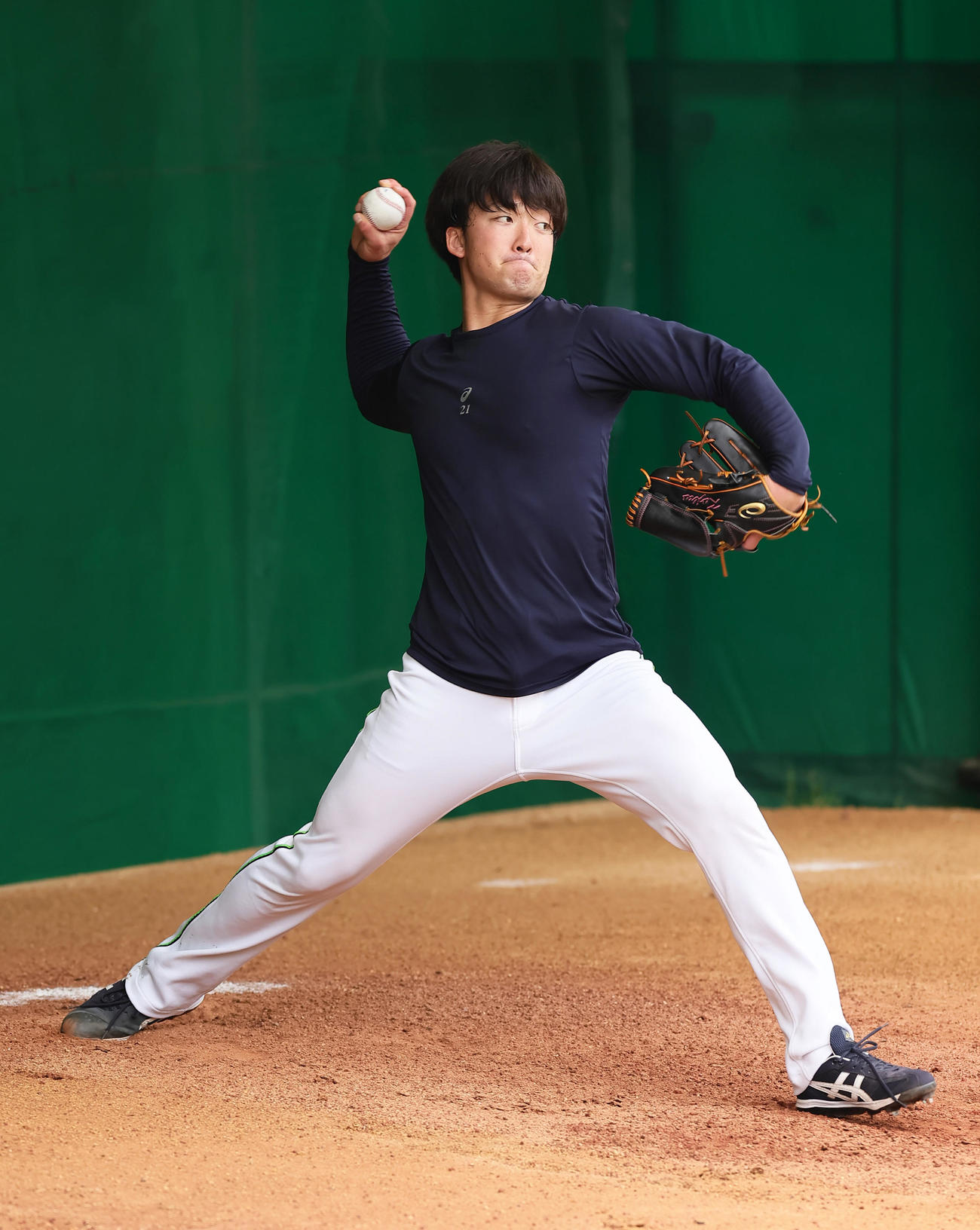ブルペンで投球するヤクルト吉村（撮影・足立雅史）