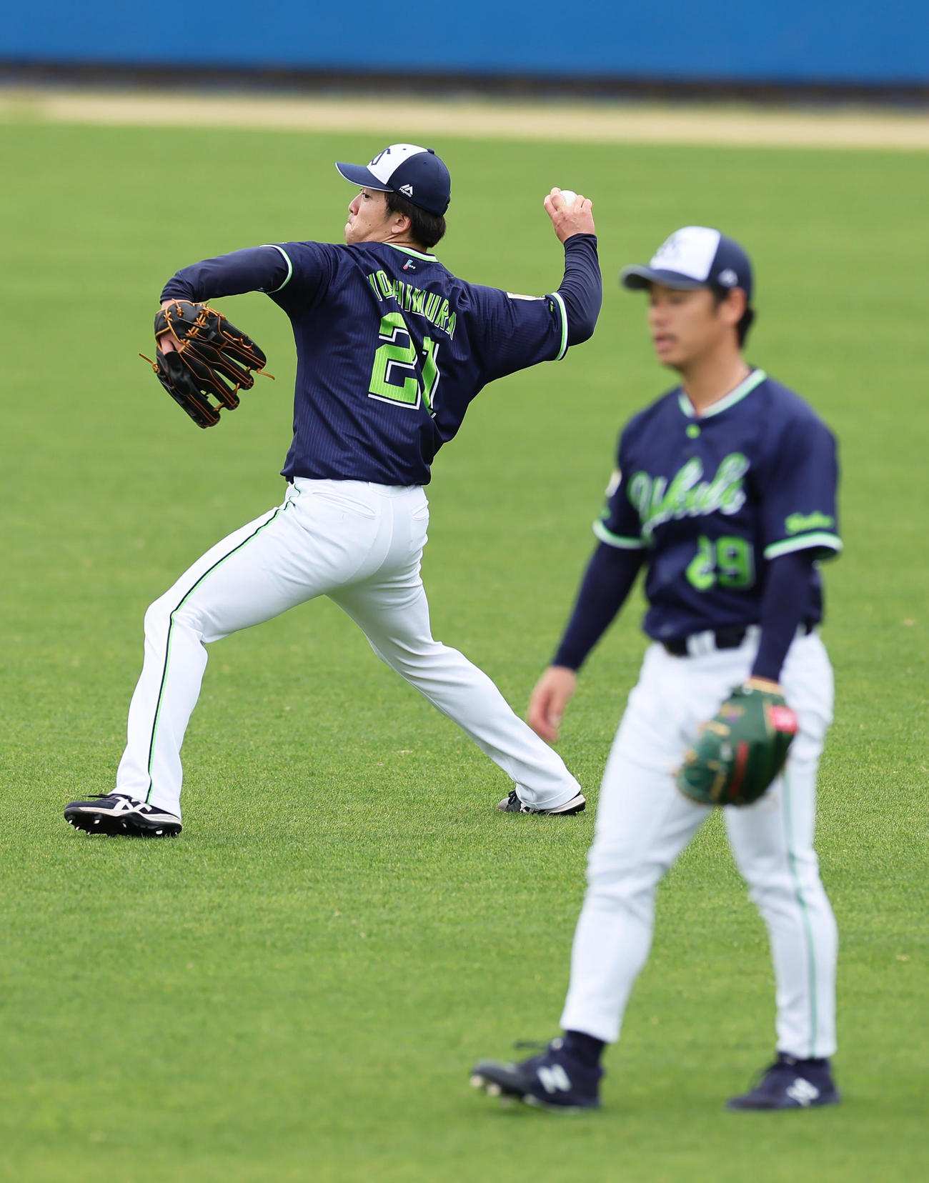 キャッチボールするヤクルト吉村（左）。手前は小川（撮影・足立雅史）