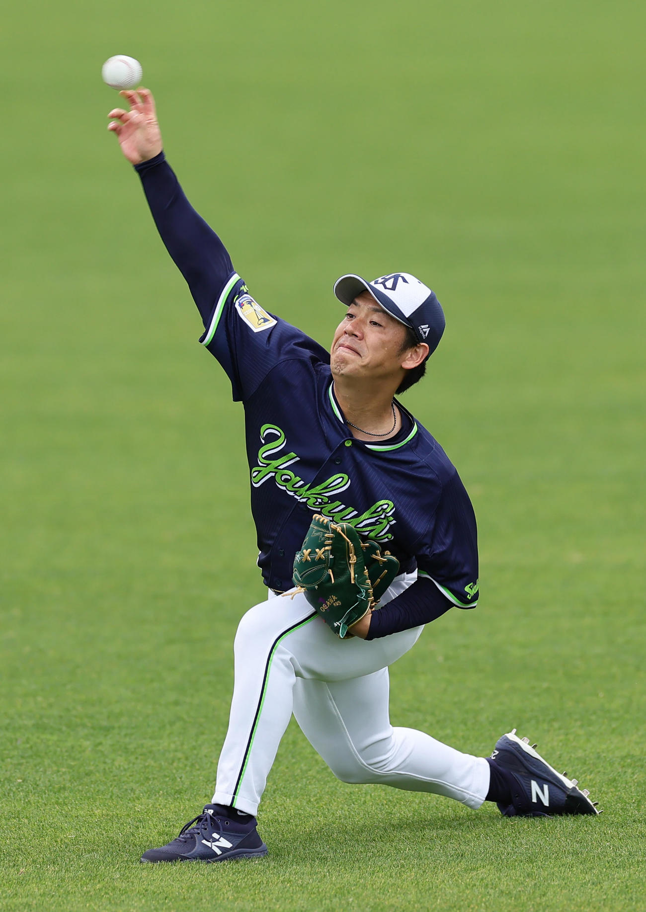 キャッチボールするヤクルト小川（撮影・足立雅史）