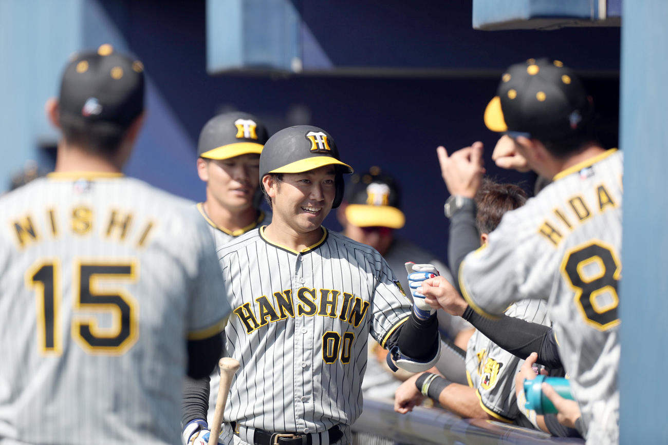 日本ハム対阪神　4回表阪神2死一塁、山本は左越え2点本塁打を放ちナインに出迎えられる（撮影・佐藤翔太）