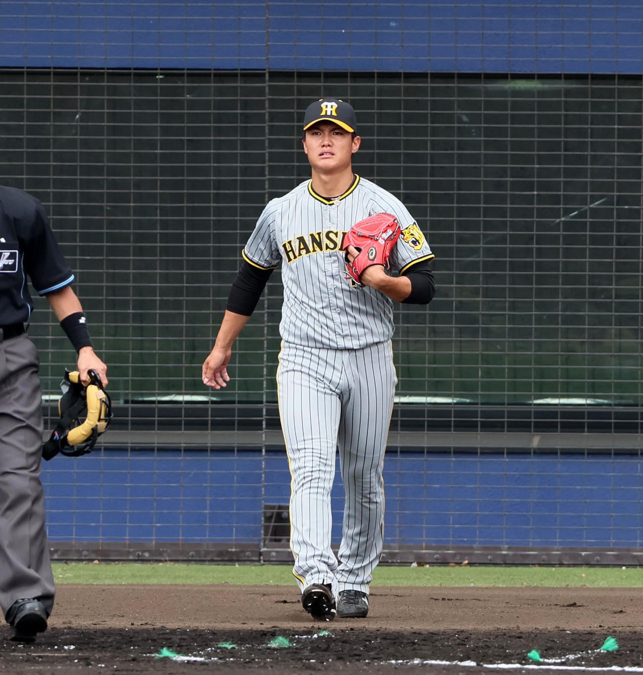 日本ハム対阪神　1回裏日本ハム2死満塁、西純は郡に中越え適時打を打たれ失点（撮影・加藤哉）