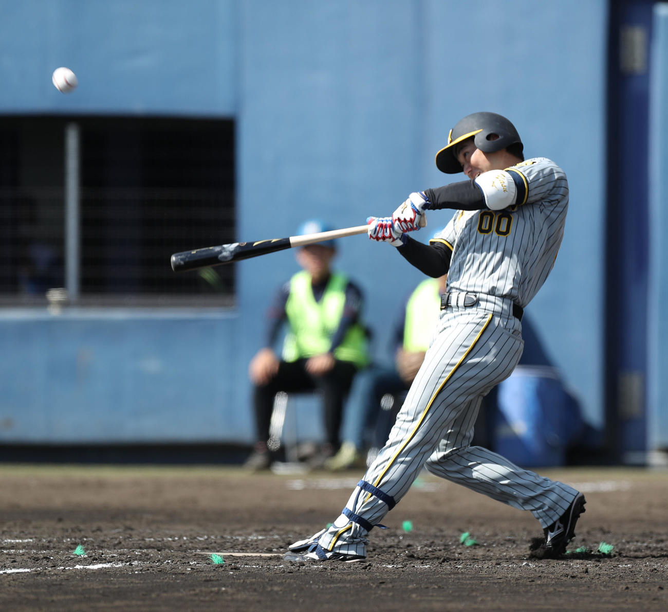 日本ハム対阪神　4回表阪神2死一塁、山本は左越え2点本塁打を放つ（撮影・佐藤翔太）