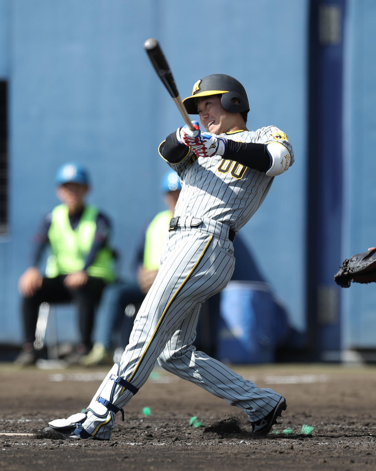 日本ハム対阪神　4回表阪神2死一塁、山本は左越え2点本塁打を放つ（撮影・佐藤翔太）