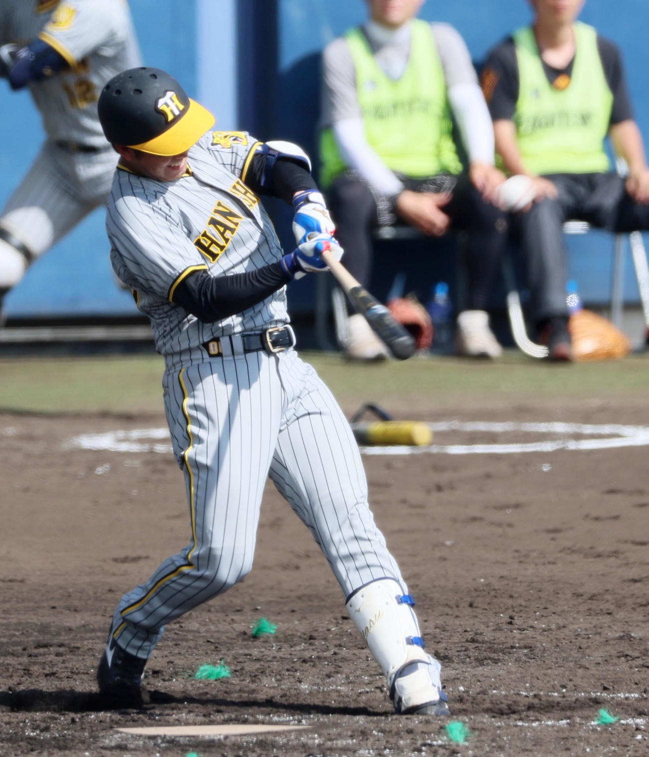 日本ハム対阪神　4回表阪神2死一塁、山本は左越え2点本塁打を放つ（撮影・加藤哉）