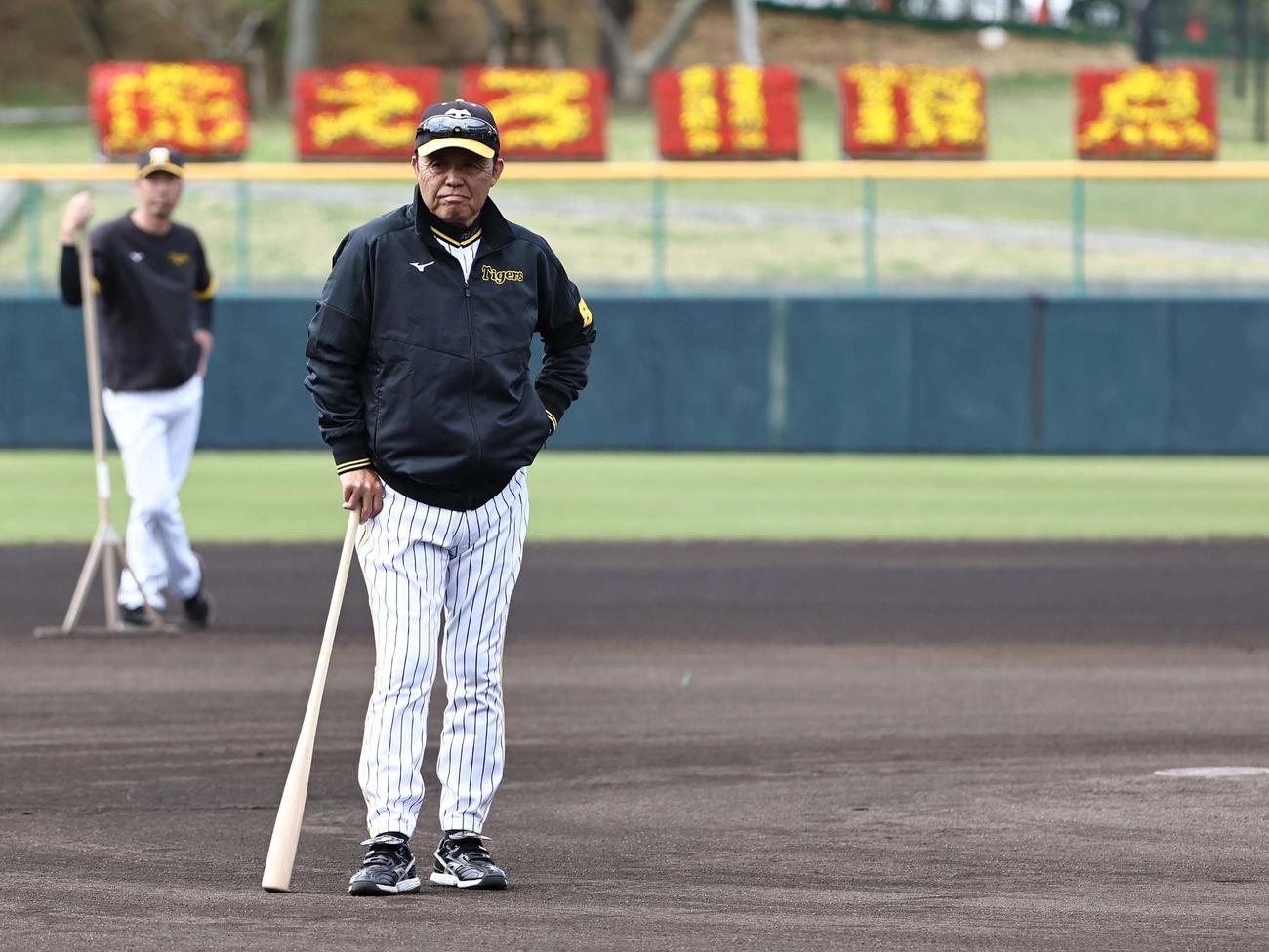 練習を見守る岡田監督（撮影・上田博志）