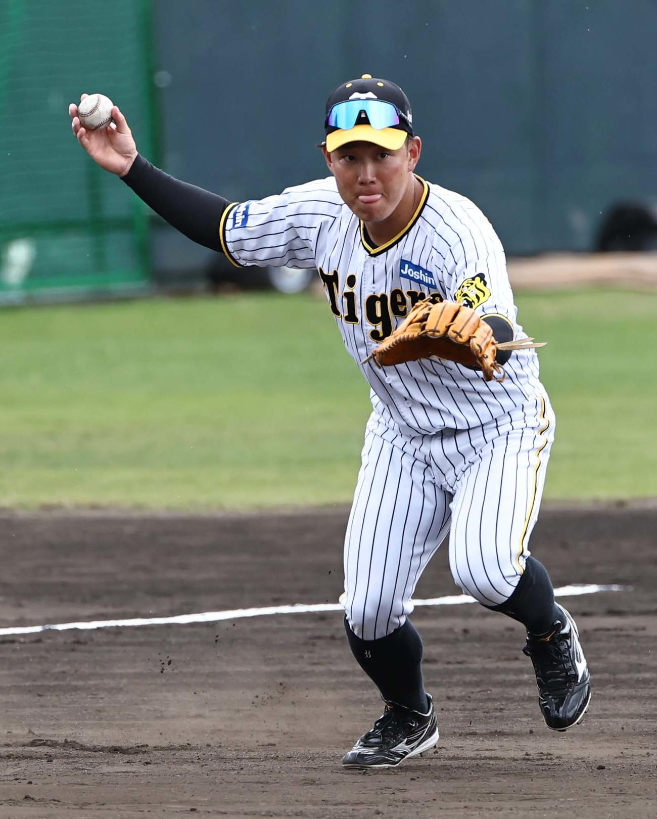 三塁でシートノックを受ける糸原（撮影・上田博志）
