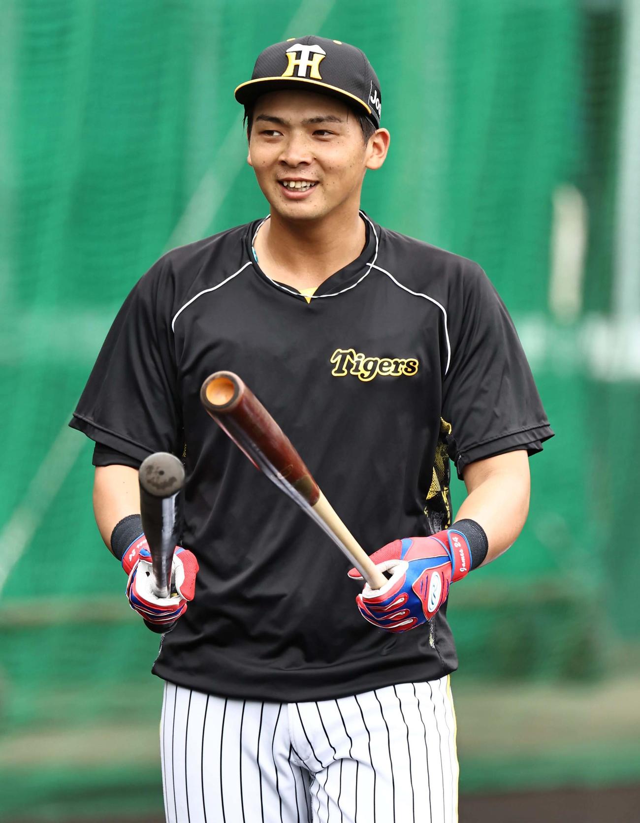 笑顔を見せながら打撃練習に向かう井上（撮影・上田博志）