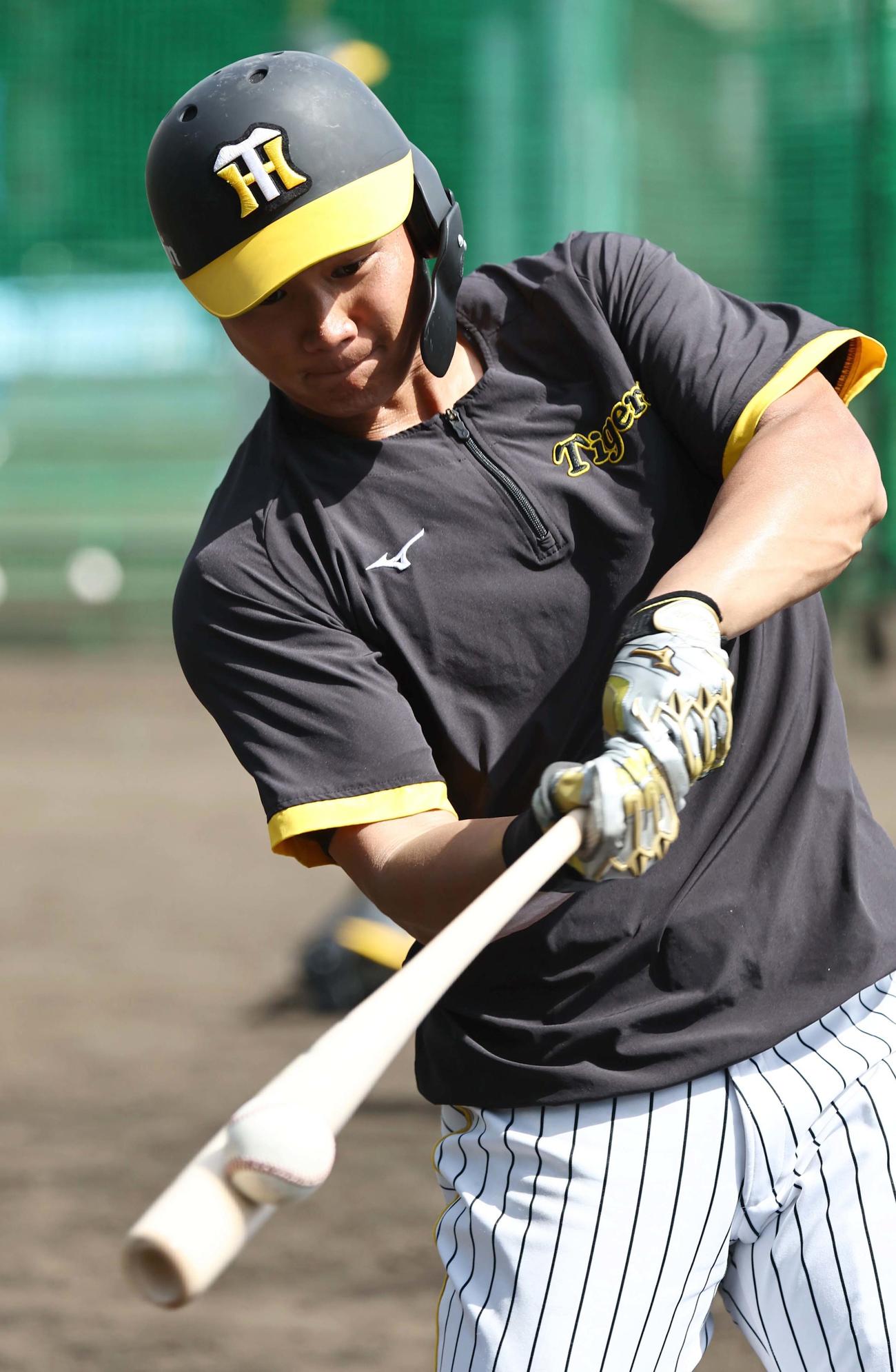 新しいバットでロングティーをする森下（撮影・上田博志）