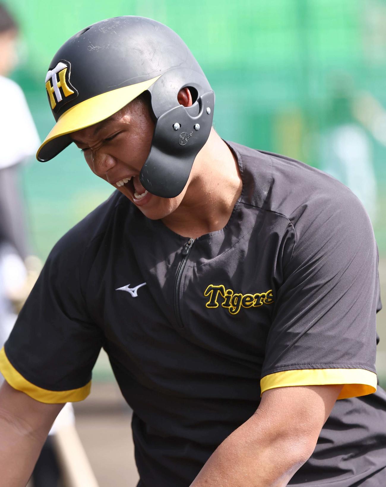 声を出しながらロングティーをする森下（撮影・上田博志）
