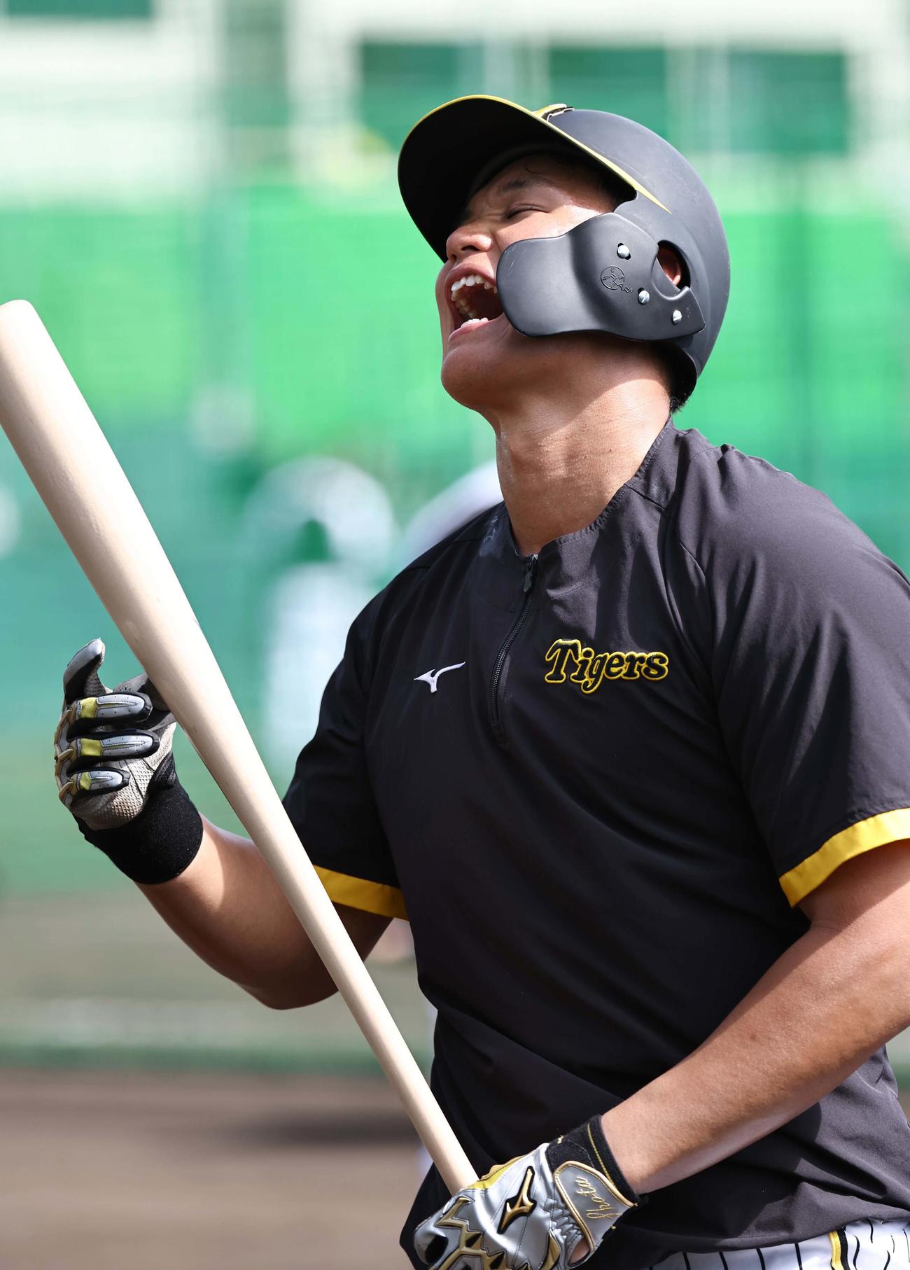 声を出しながらロングティーをする森下（撮影・上田博志）