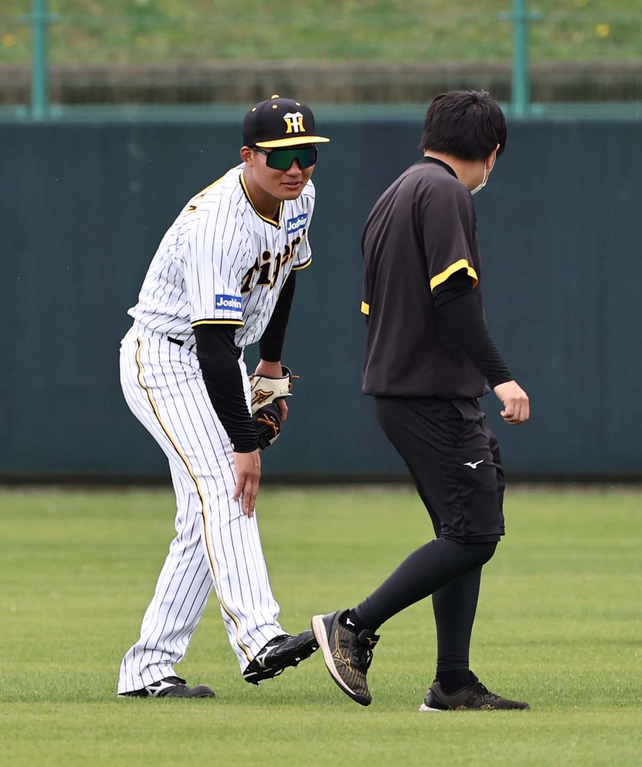 トレーナーに右足の不調を訴える森下（撮影・上田博志）