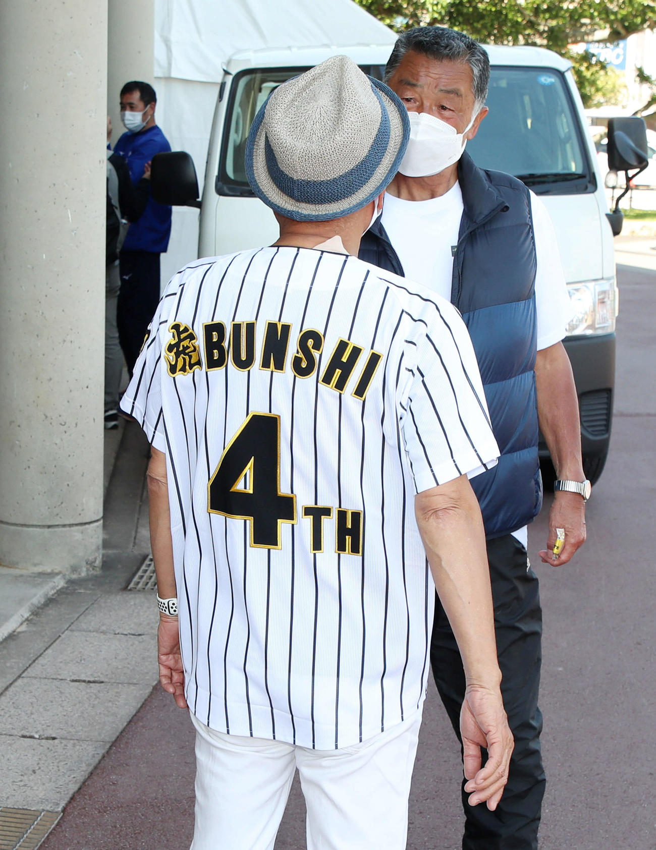 23日、球場で川藤OB会長と話す4代目桂小文枝の背中には「虎（こ）BUNSHI」と書かれたユニホームを着用（撮影・加藤哉）