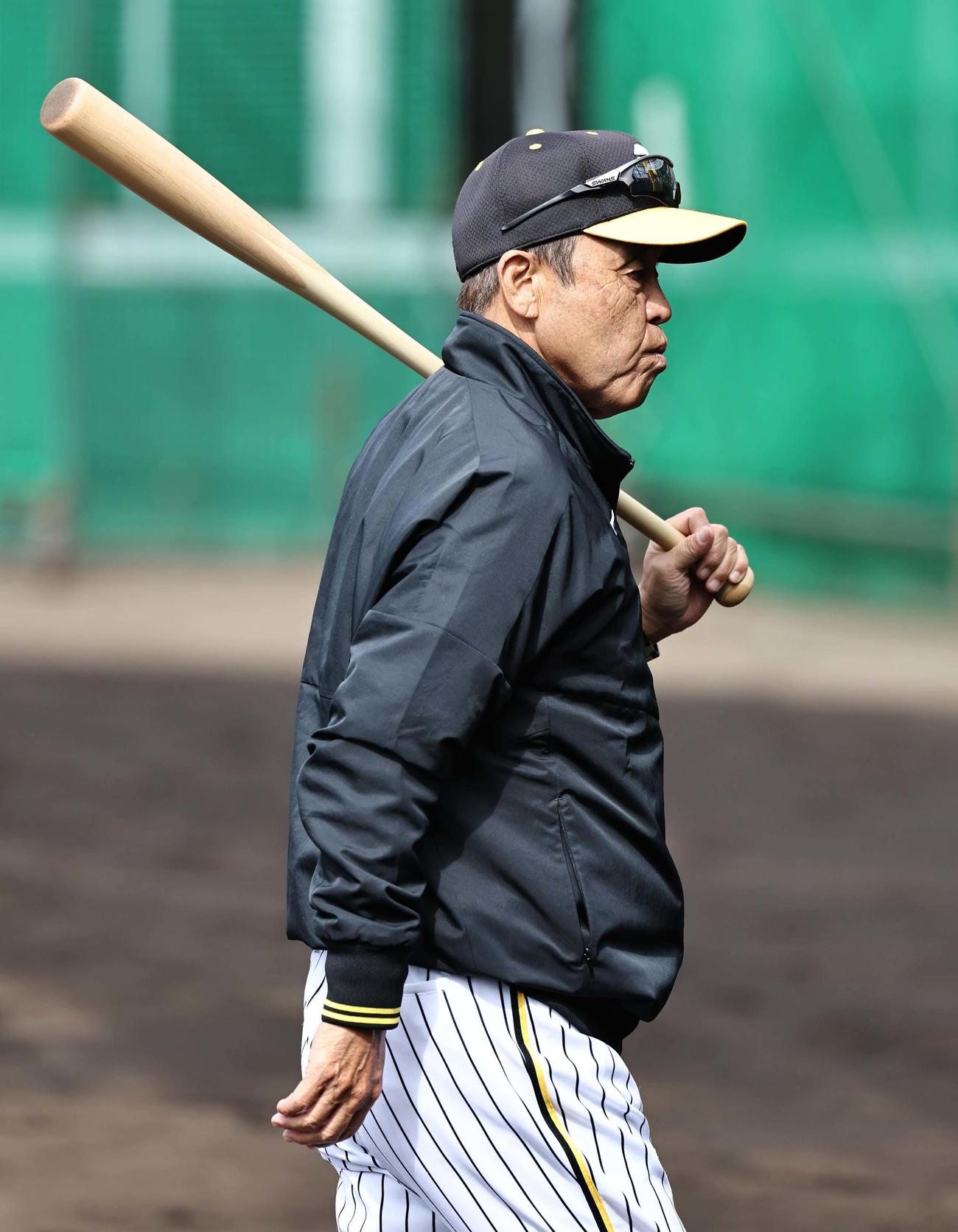 ベンチに引き揚げる岡田監督（撮影・上田博志）