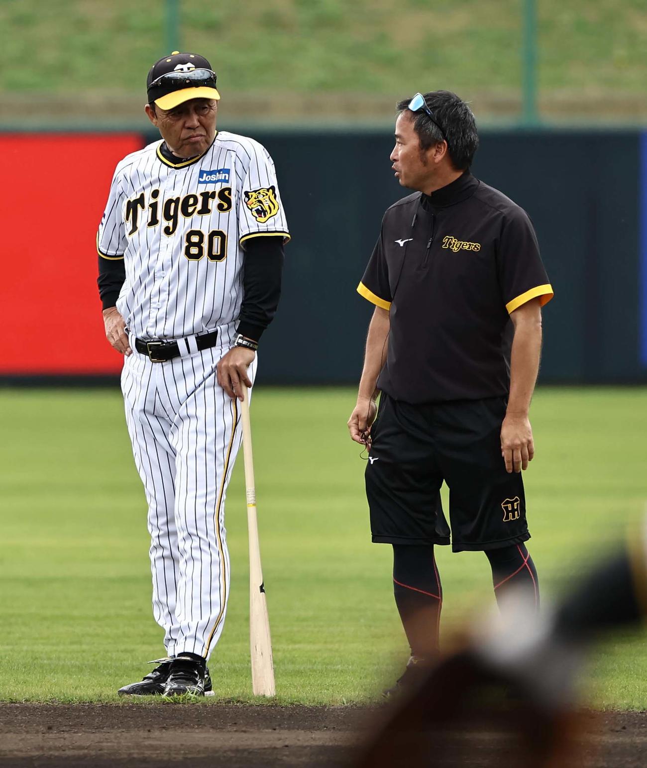 岡田監督（左）はトレーナーから森下の足の状態の報告を受ける（撮影・上田博志）