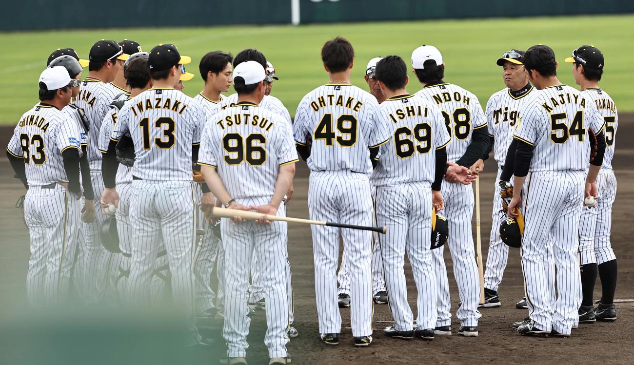 岡田監督（右から3人目）はチームプレーの練習後に話をする（撮影・上田博志）