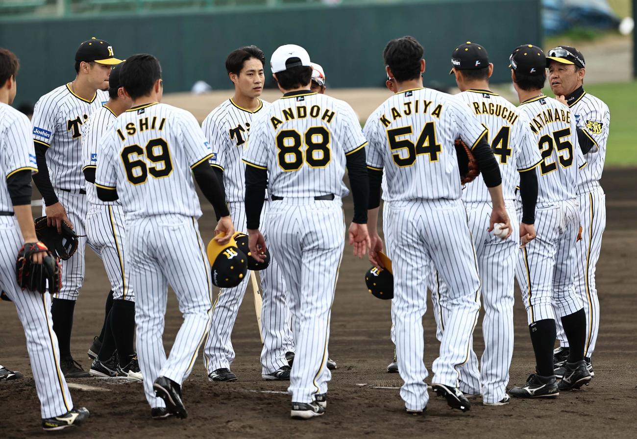 岡田監督（右から3人目）はチームプレーの練習後に話をする（撮影・上田博志）