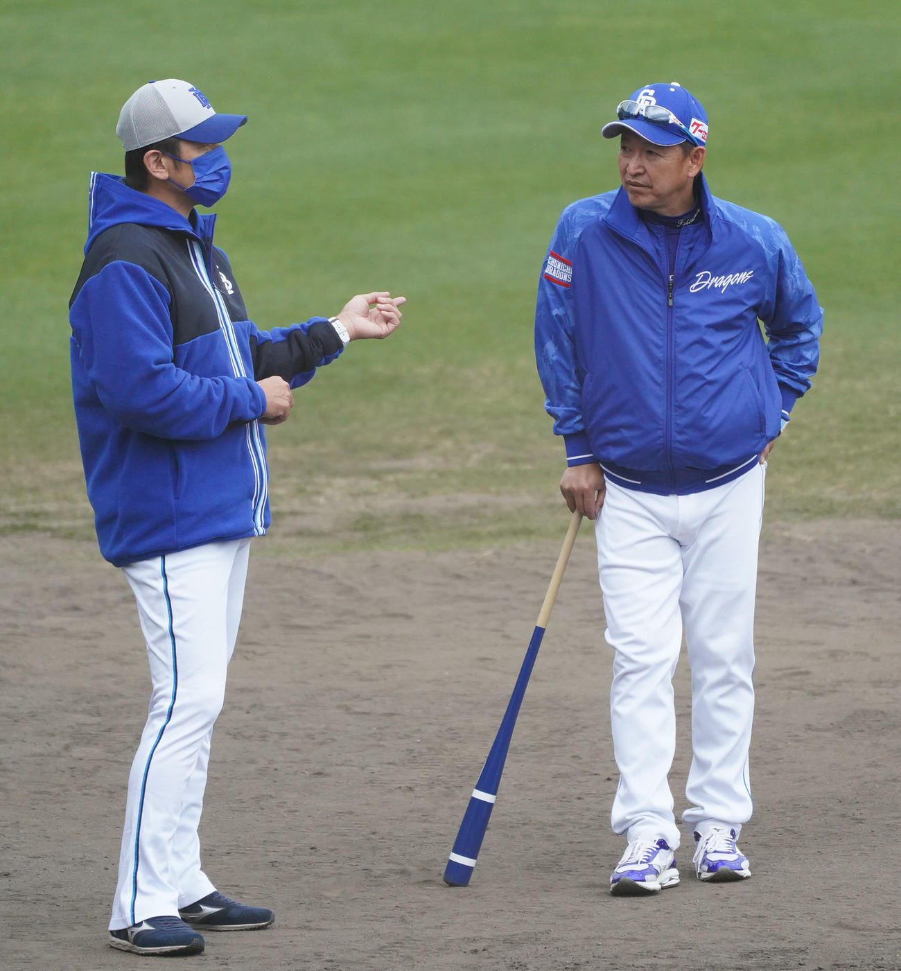 中日対DeNA　試合前、言葉を交わすDeNA三浦監督（左）と中日立浪監督（撮影・森本幸一）