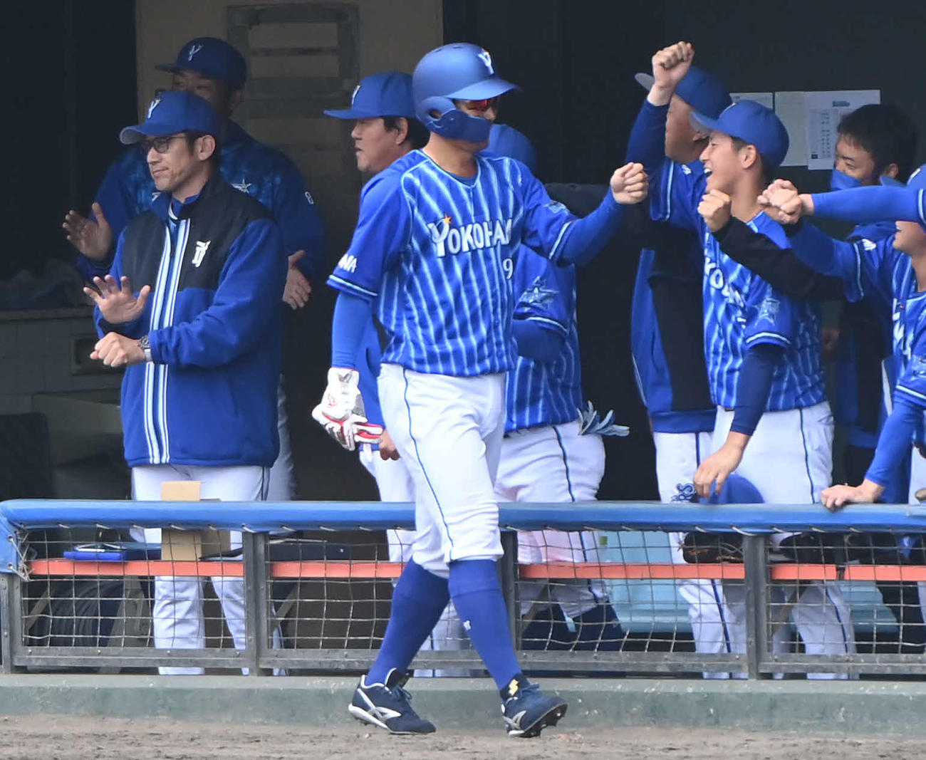 中日対DeNA 1回表DeNA無死一、三塁、佐野の左犠飛で生還しナインとタッチを交わす京田（手前）。左は拍手する三浦監督（撮影・森本幸一）