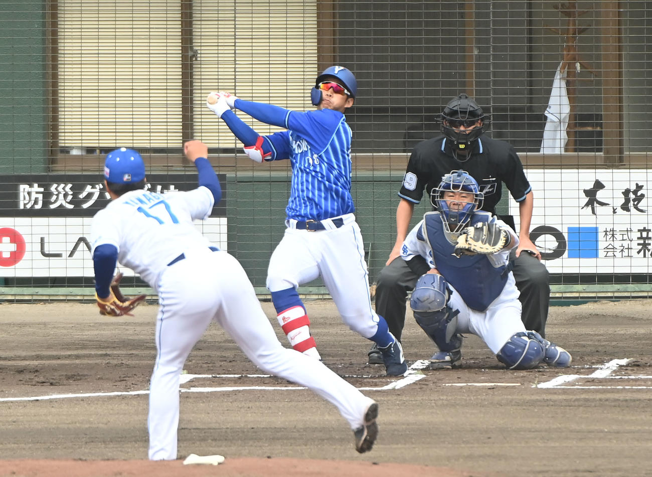 中日対DeNA 1回表DeNA無死、中日先発の柳から右二塁打を放つ京田（中央）（撮影・森本幸一）