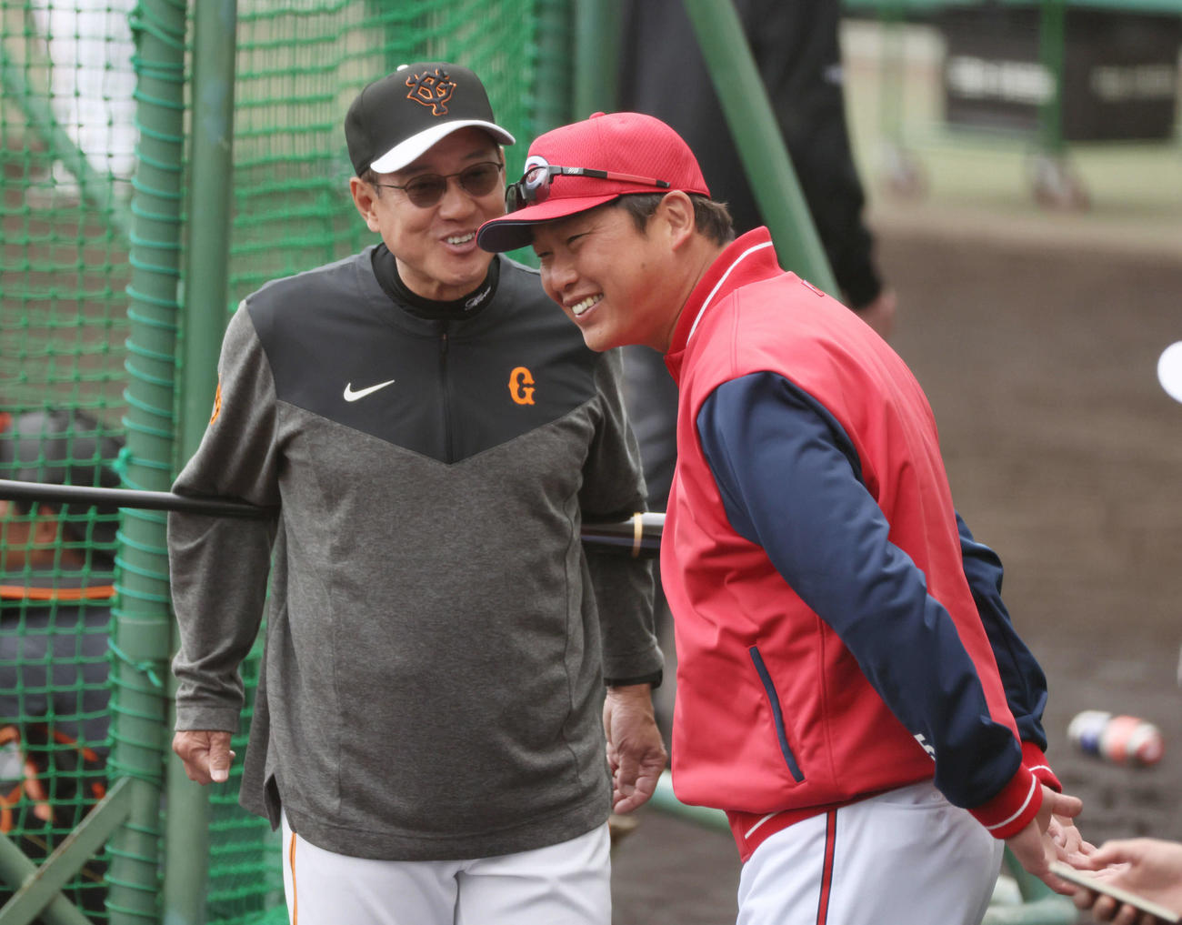 オープン戦巨人対広島　試合前練習　話し合う原監督（左）と新井監督（撮影・加藤孝規）
