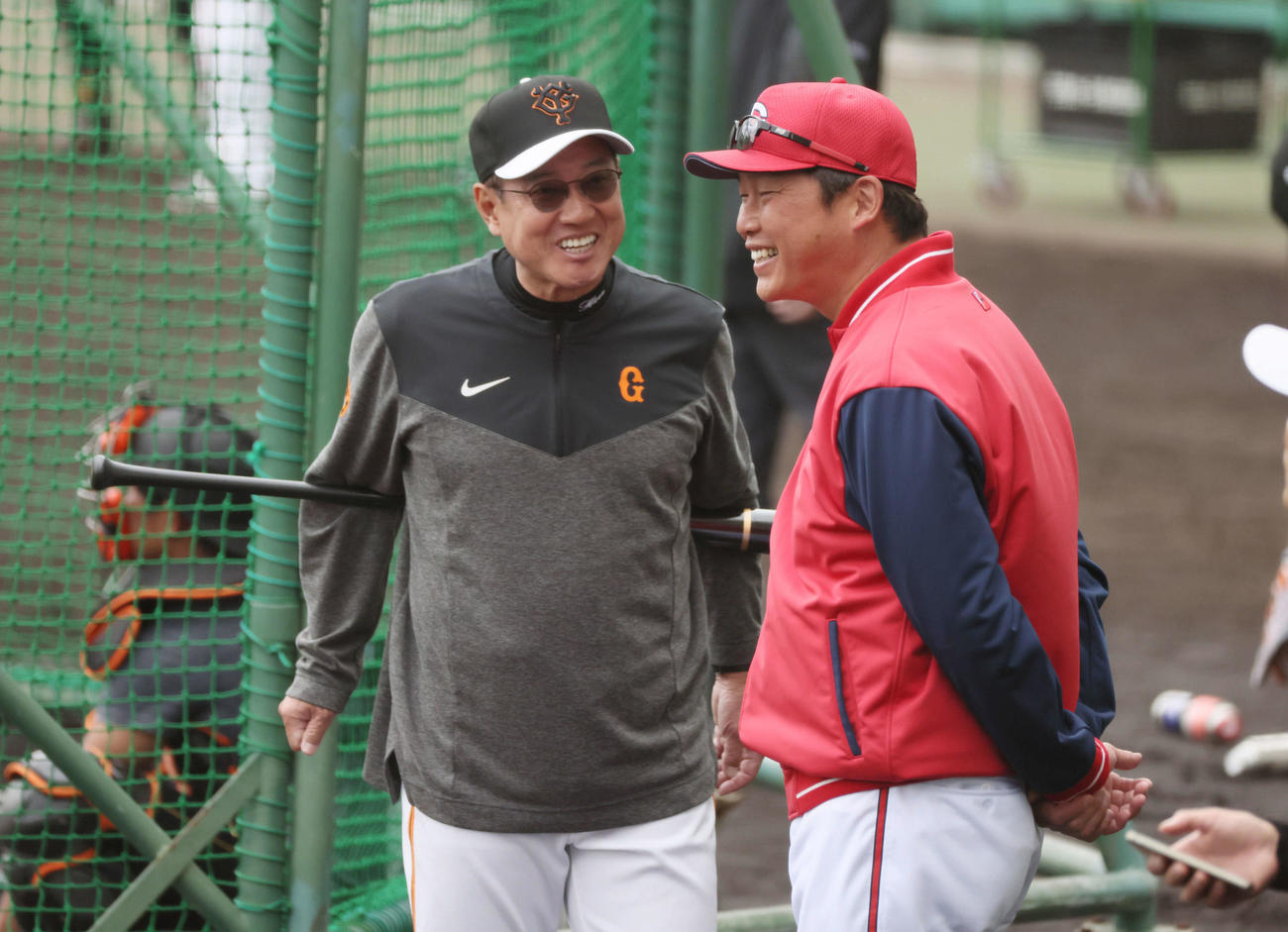 オープン戦巨人対広島　試合前練習　話し合う原監督（左）と新井監督（撮影・加藤孝規）