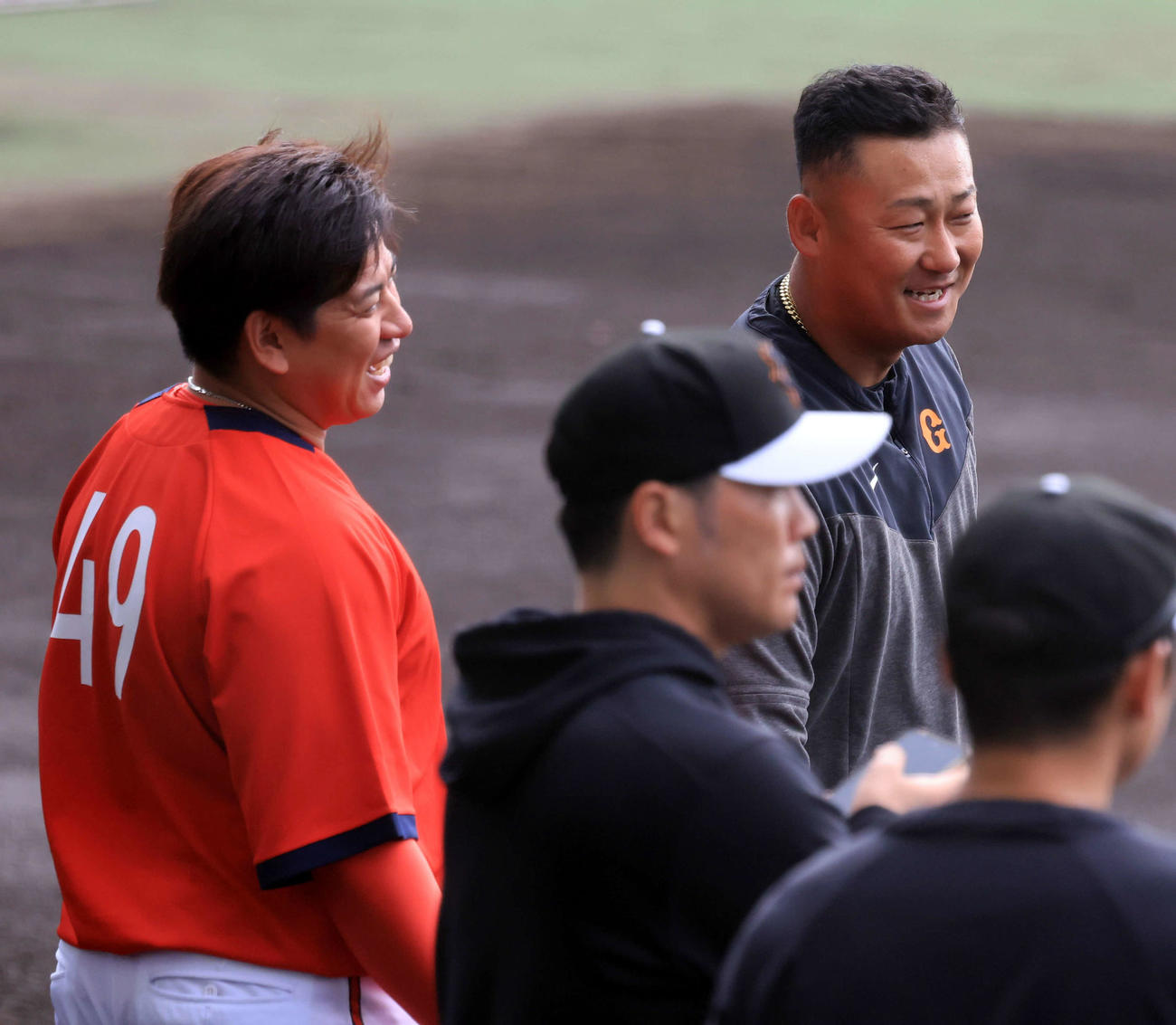 巨人対広島　試合前、広島戸根（左）は巨人中田翔と話す（撮影・浅見桂子）