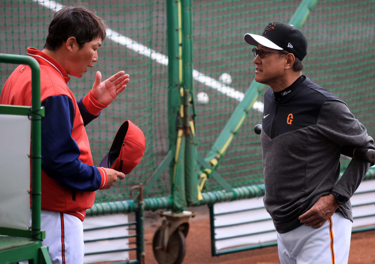 巨人対広島　試合前、話をする巨人原監督（右）と広島新井監督（撮影・浅見桂子）