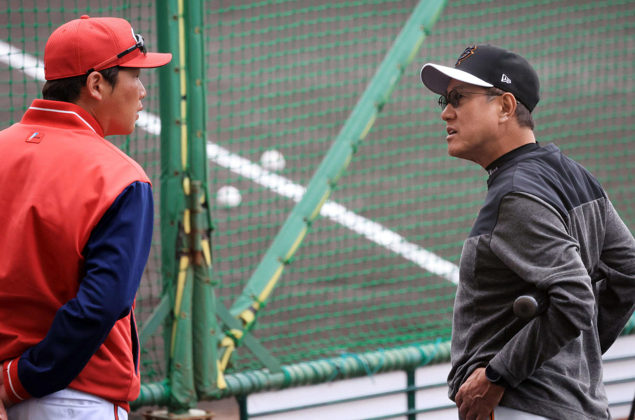 巨人対広島　試合前、話をする巨人原監督（右）と広島新井監督（撮影・浅見桂子）