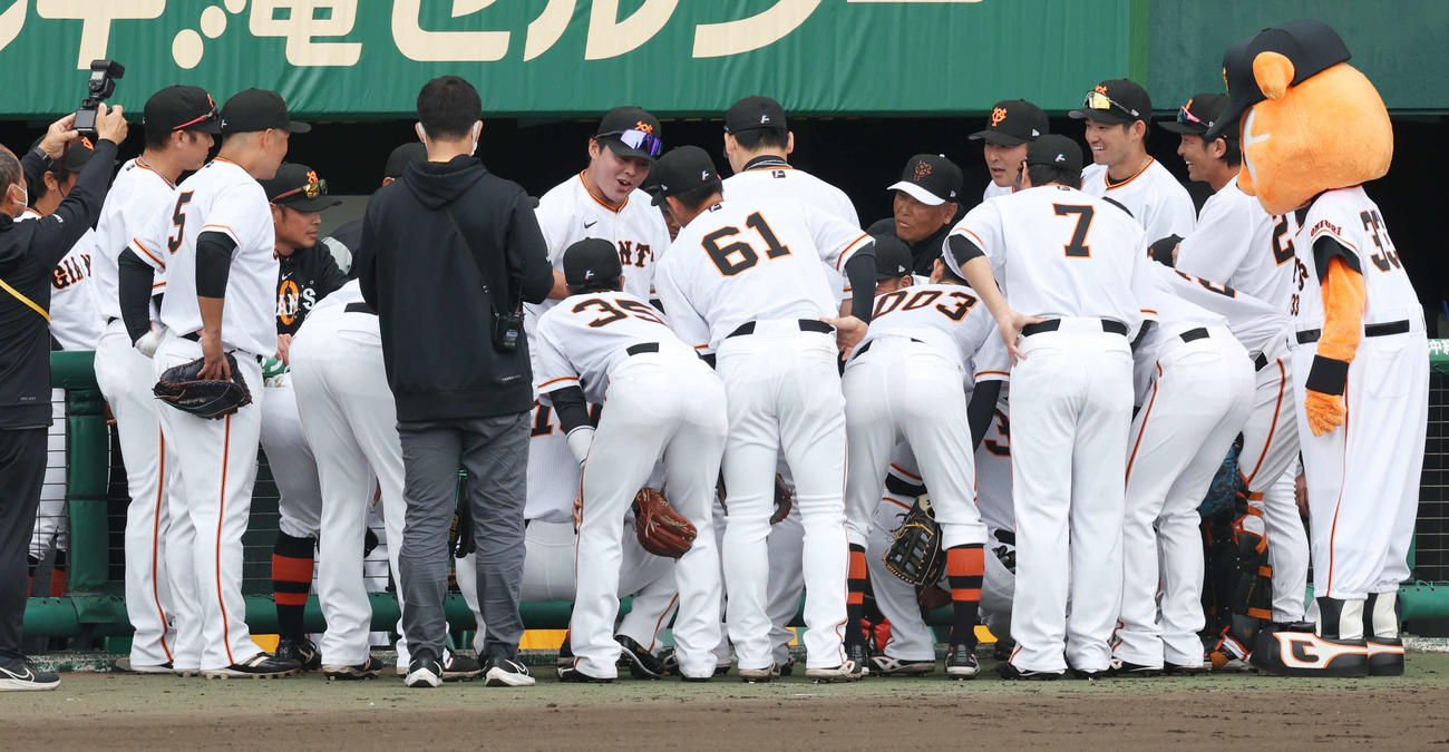 巨人対広島　試合前、円陣を組む巨人の選手たち（撮影・宮地輝）