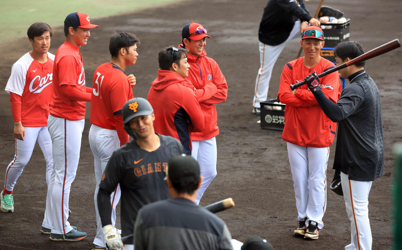 巨人対広島　試合前、広島の選手に囲まれる巨人丸（右）（撮影・浅見桂子）