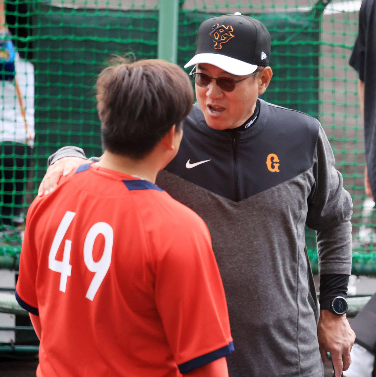 巨人対広島　試合前、広島戸根（左）は巨人原監督から激励される（撮影・浅見桂子）