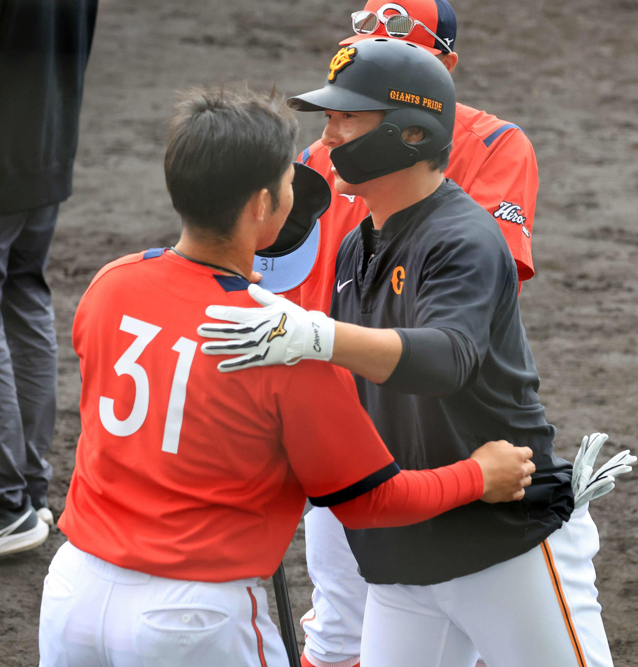 巨人対広島　試合前、広島坂倉（左）と抱擁であいさつする巨人長野（撮影・浅見桂子）