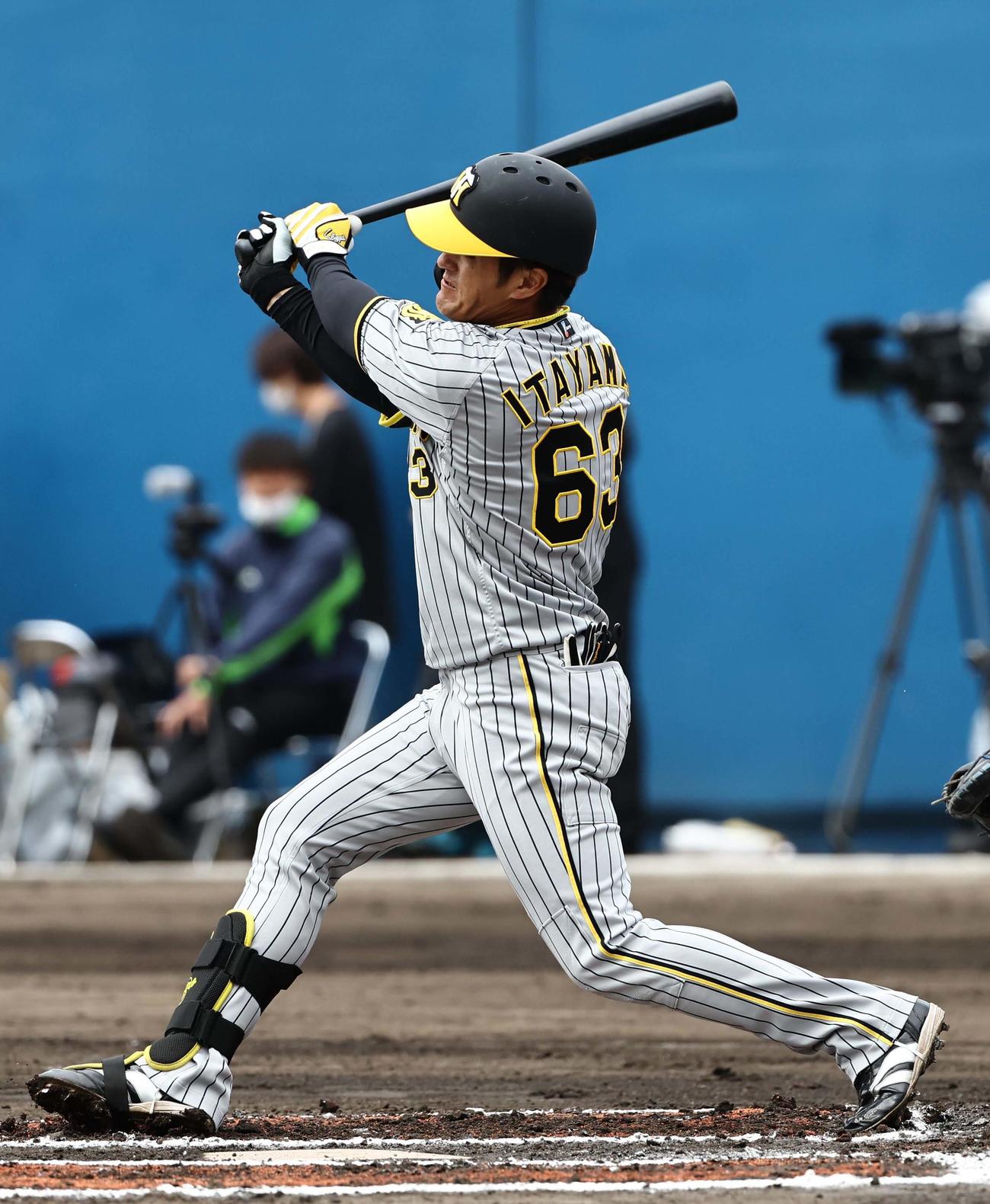ヤクルト対阪神オープン戦　1回表阪神1死二塁、板山は右中間へ先制2点本塁打を放つ（撮影・上田博志）