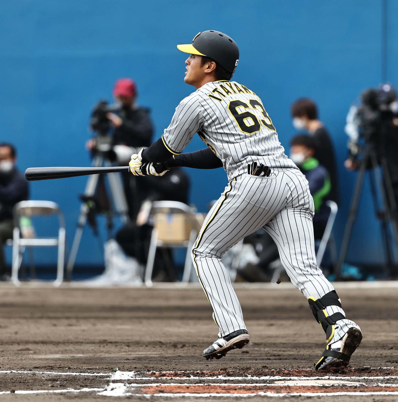 ヤクルト対阪神オープン戦　1回表阪神1死二塁、板山は右中間へ先制2点本塁打を放つ（撮影・上田博志）