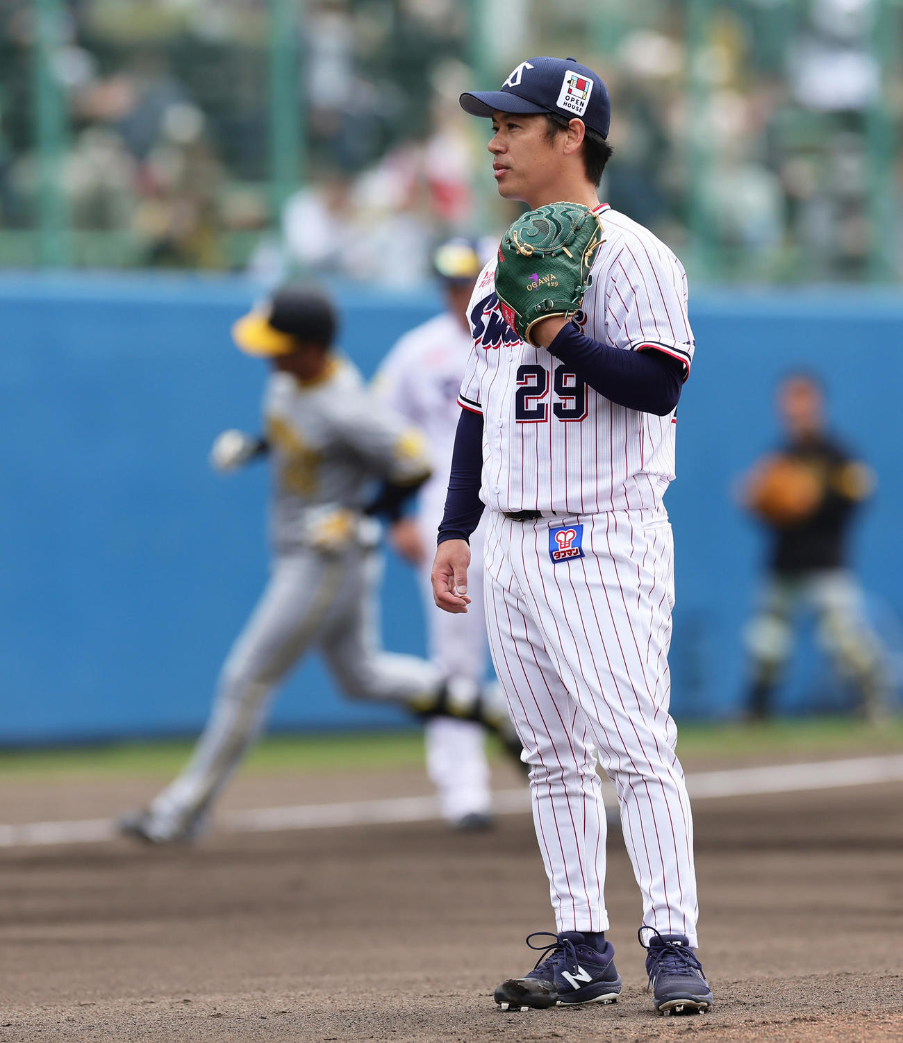 ヤクルト対阪神　1回表阪神1死二塁、板山（後方）に2点本塁打を浴びた小川（撮影・足立雅史）