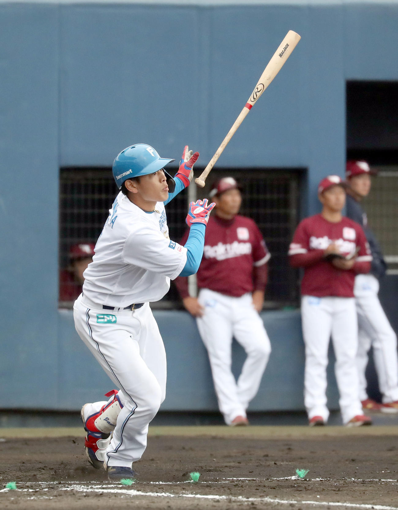 日本ハム対楽天　1回裏日本ハム2死三塁、野村は先制となる適時二塁打を放つ（撮影・佐藤翔太）