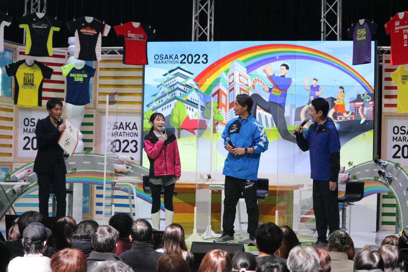 トークショーに参加する鳥谷敬氏（右から2人目）。左から山中真MBSアナウンサー、佐藤佳奈ytvアナウンサー、鳥谷敬氏、河田直也MBSアナウンサー（撮影・林亮佑）
