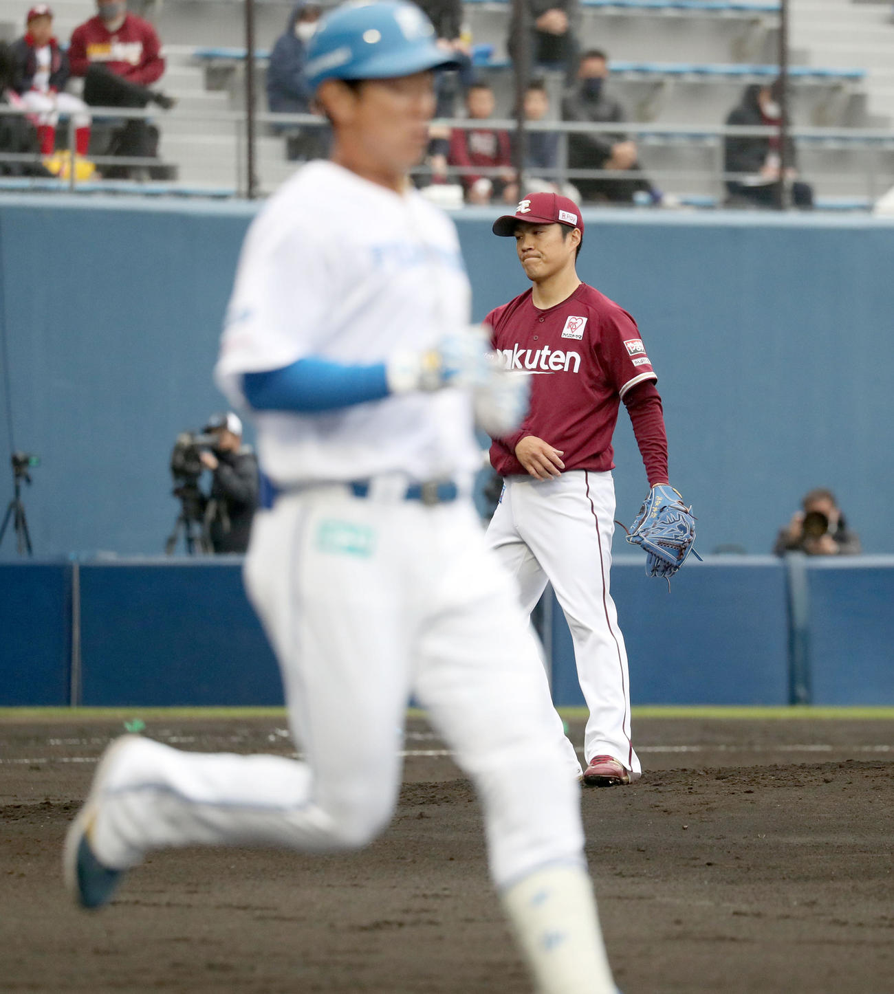 日本ハム対楽天　4回裏日本ハム2死一塁、松本剛を投ゴロに仕留める則本昂（撮影・佐藤翔太）