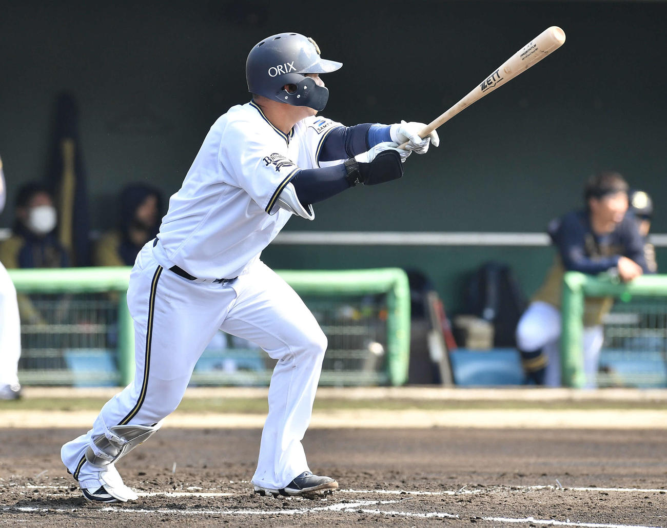 紅白戦　2回裏白組無死、森は左前安打を放つ（撮影・岩下翔太）