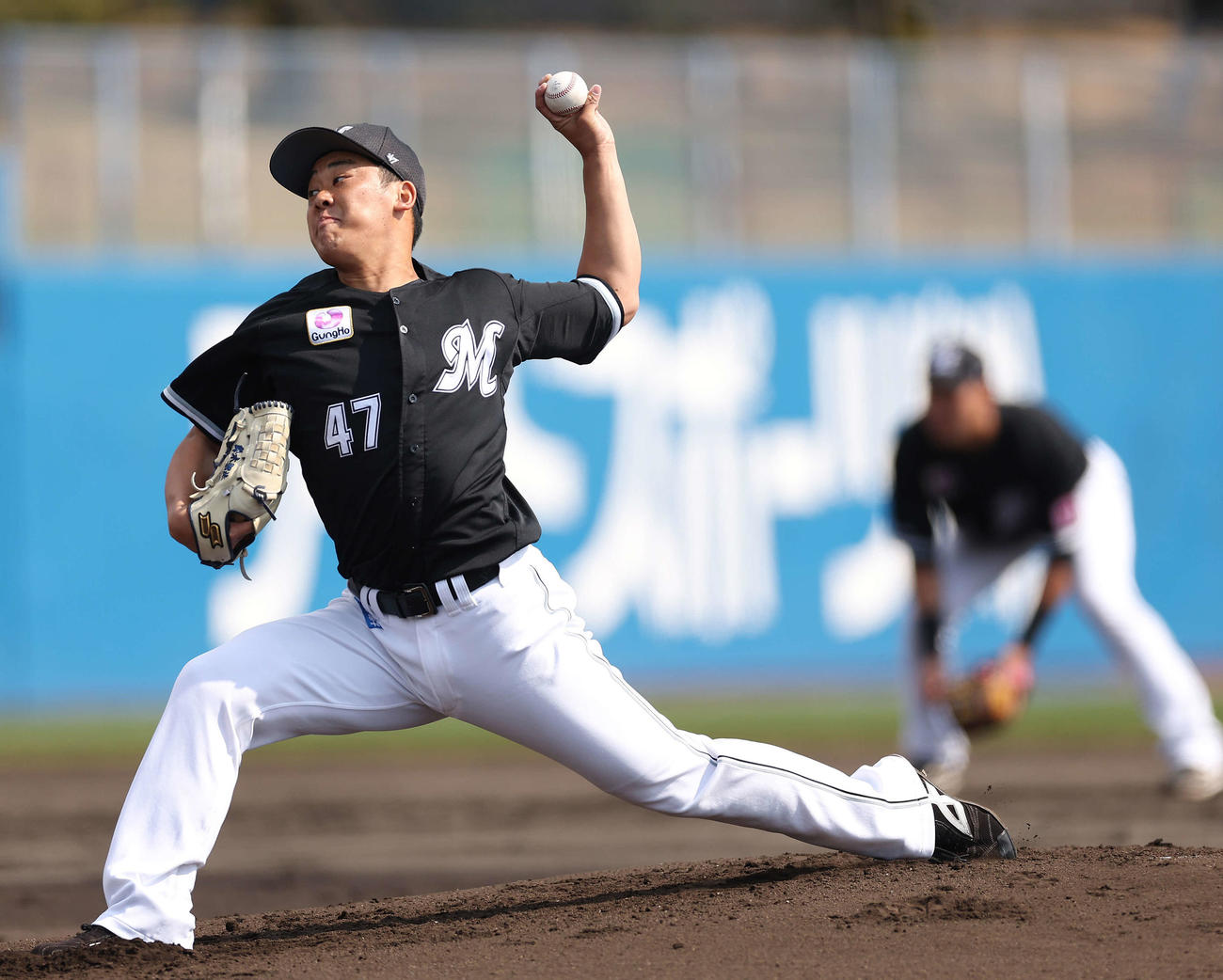 西武対ロッテ　ロッテ先発の鈴木（撮影・河田真司）