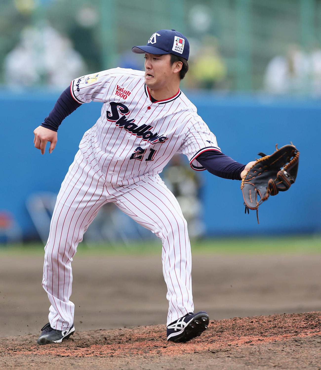 ヤクルト対阪神　4回表阪神1死一塁、糸原の打球を好捕し併殺打とする吉村（撮影・足立雅史）