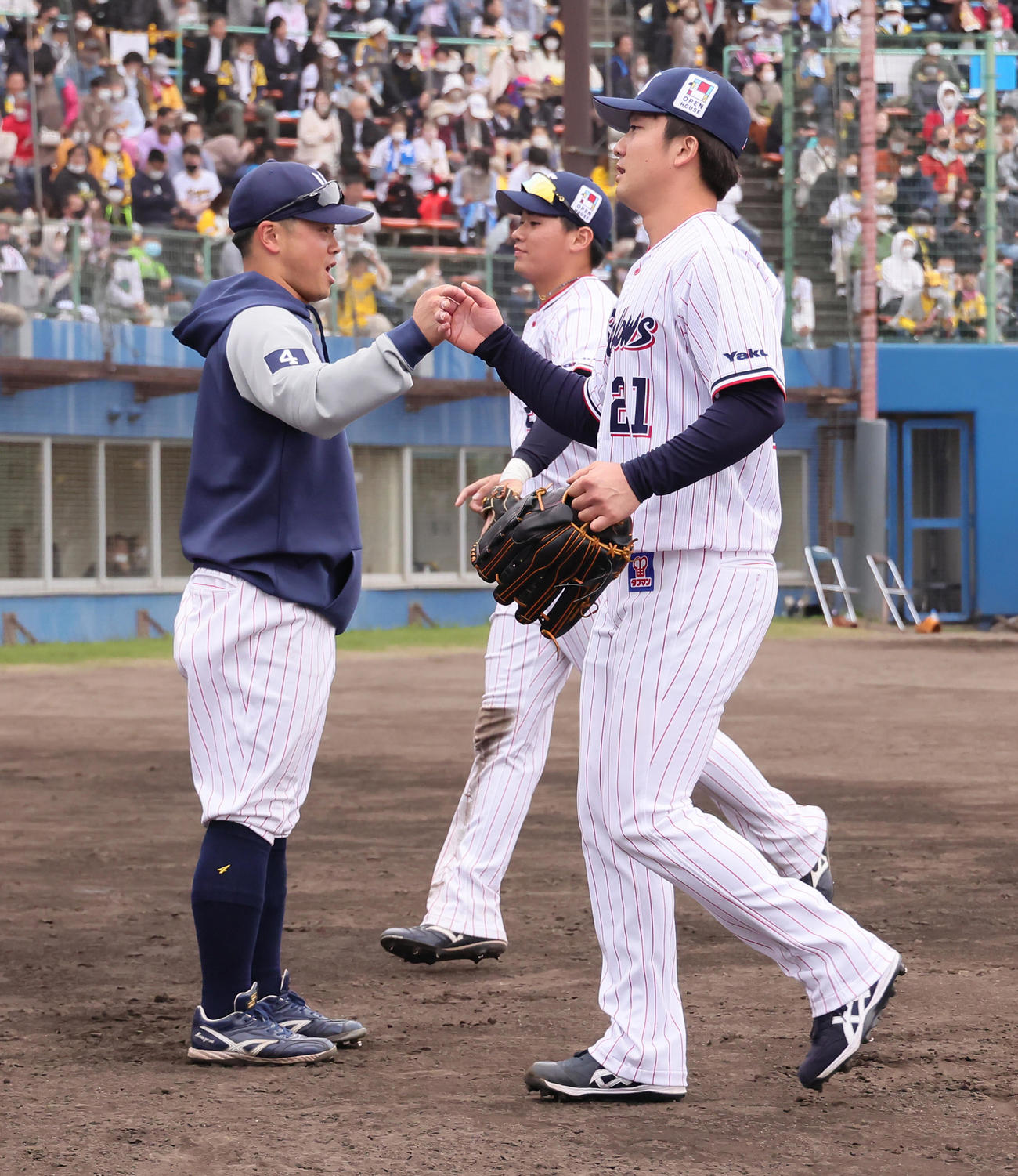 ヤクルト対阪神　2回から登板し2イニングを無失点で終えたヤクルト吉村（右）（撮影・足立雅史）