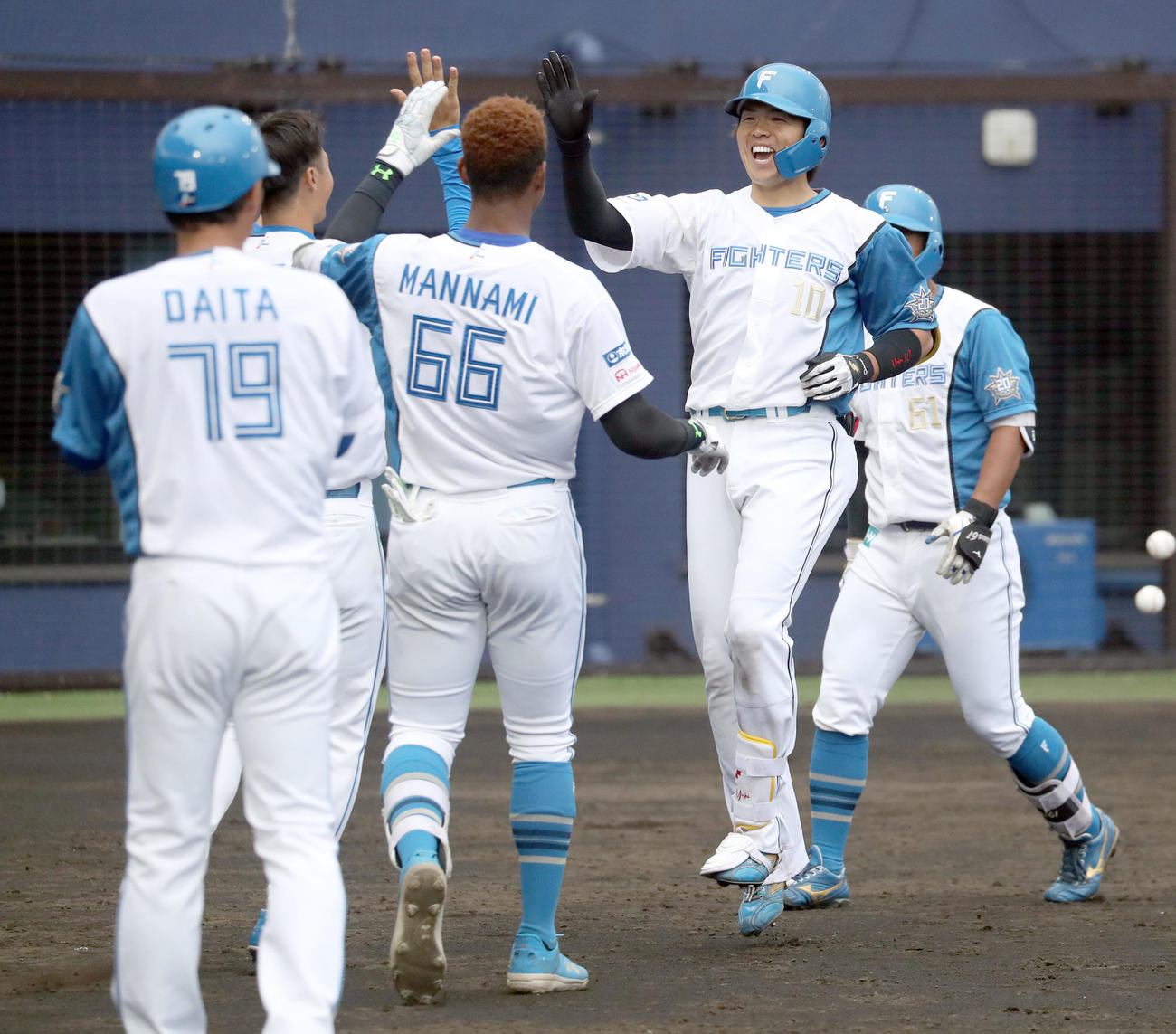 日本ハム対楽天　9回裏日本ハム1死二塁、清水（左から4人目）はサヨナラとなる適時二塁打を放ちナインに迎えられる（撮影・佐藤翔太）