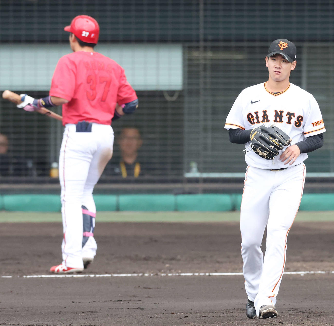 巨人対広島　3回表広島無死、小園（左）を空振り三振に抑える井上（撮影・宮地輝）