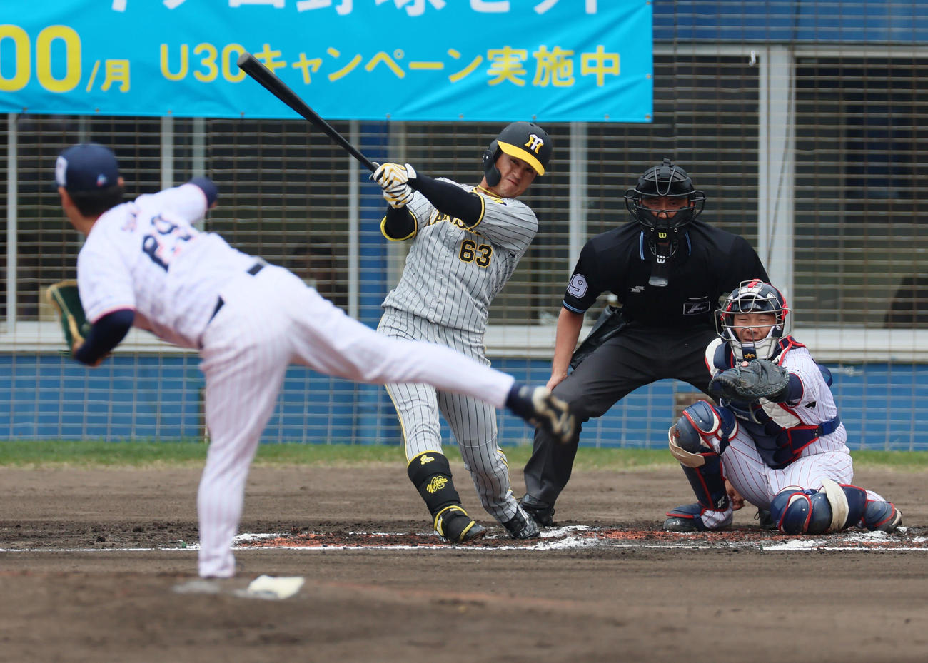 ヤクルト対阪神　1回表阪神1死二塁、板山は右越え2点本塁打を放つ。投手は小川（撮影・加藤哉）