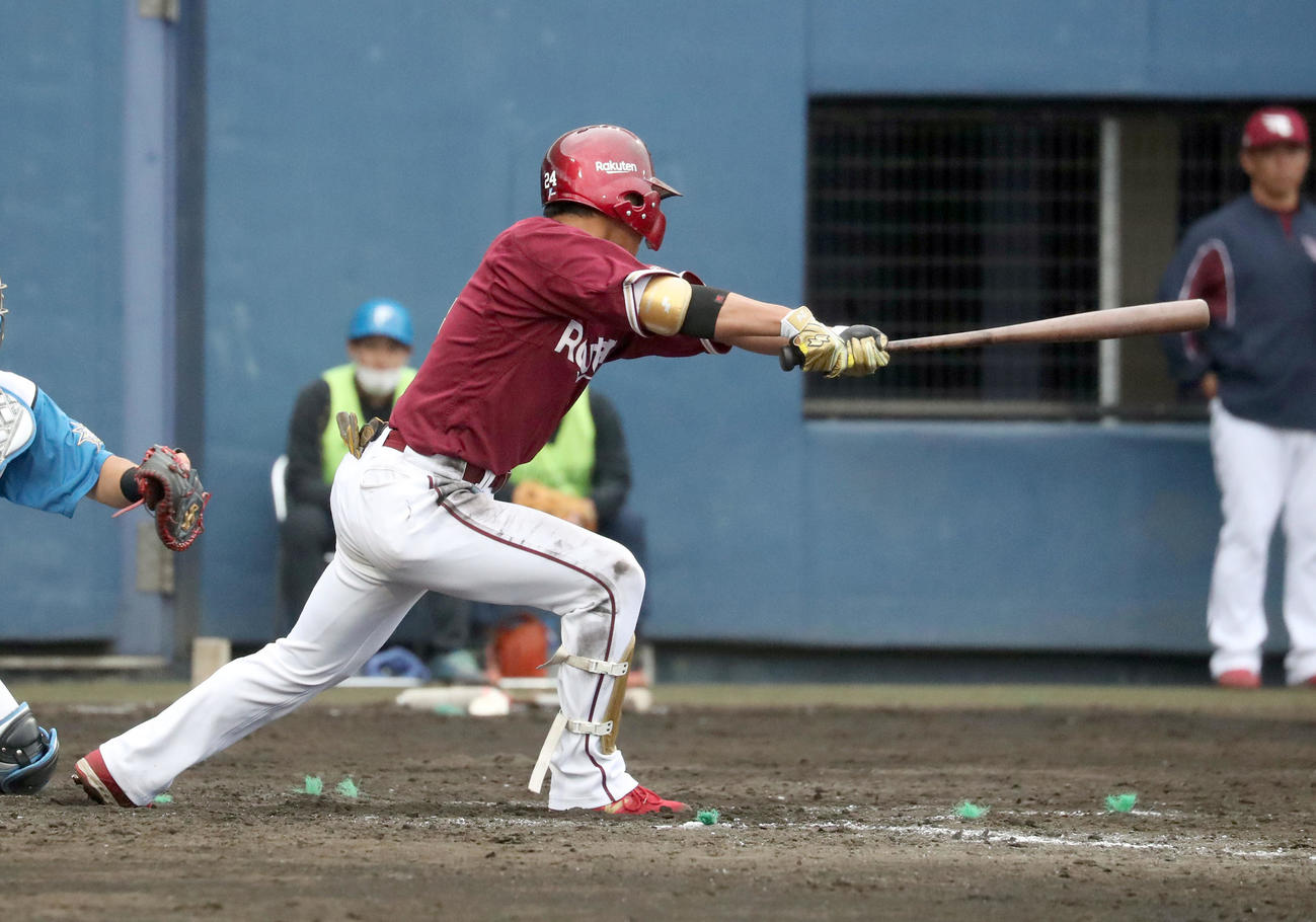 日本ハム対楽天　5回表楽天1死一、三塁、黒川は左前適時打を放つ（撮影・佐藤翔太）