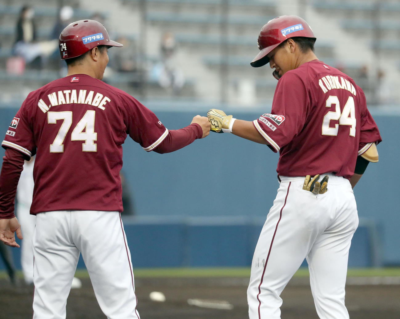 日本ハム対楽天　5回表楽天1死一、三塁、左前適時打を放ち渡辺コーチ（左）とグータッチをする黒川（撮影・佐藤翔太）