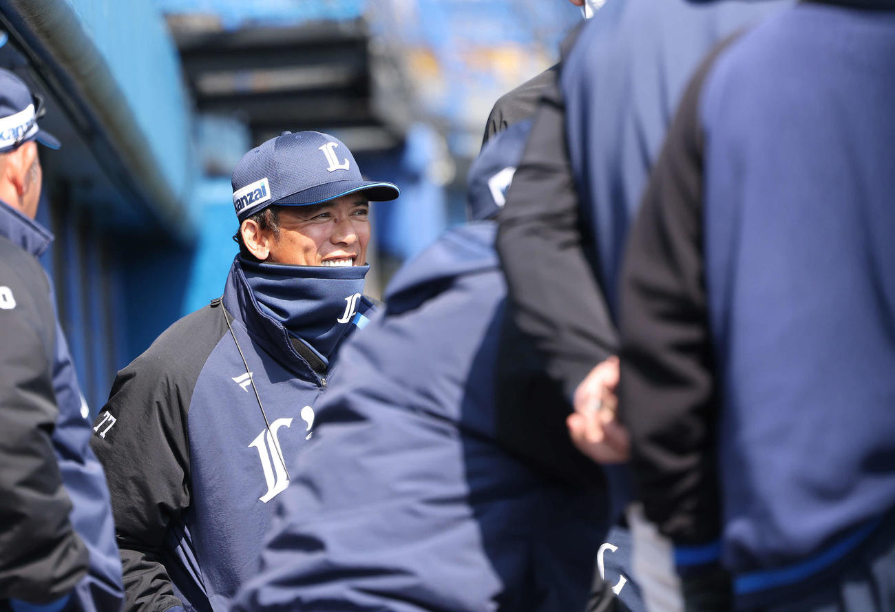 西武対ロッテ　試合前、円陣で笑顔を見せる西武松井監督（撮影・河田真司）