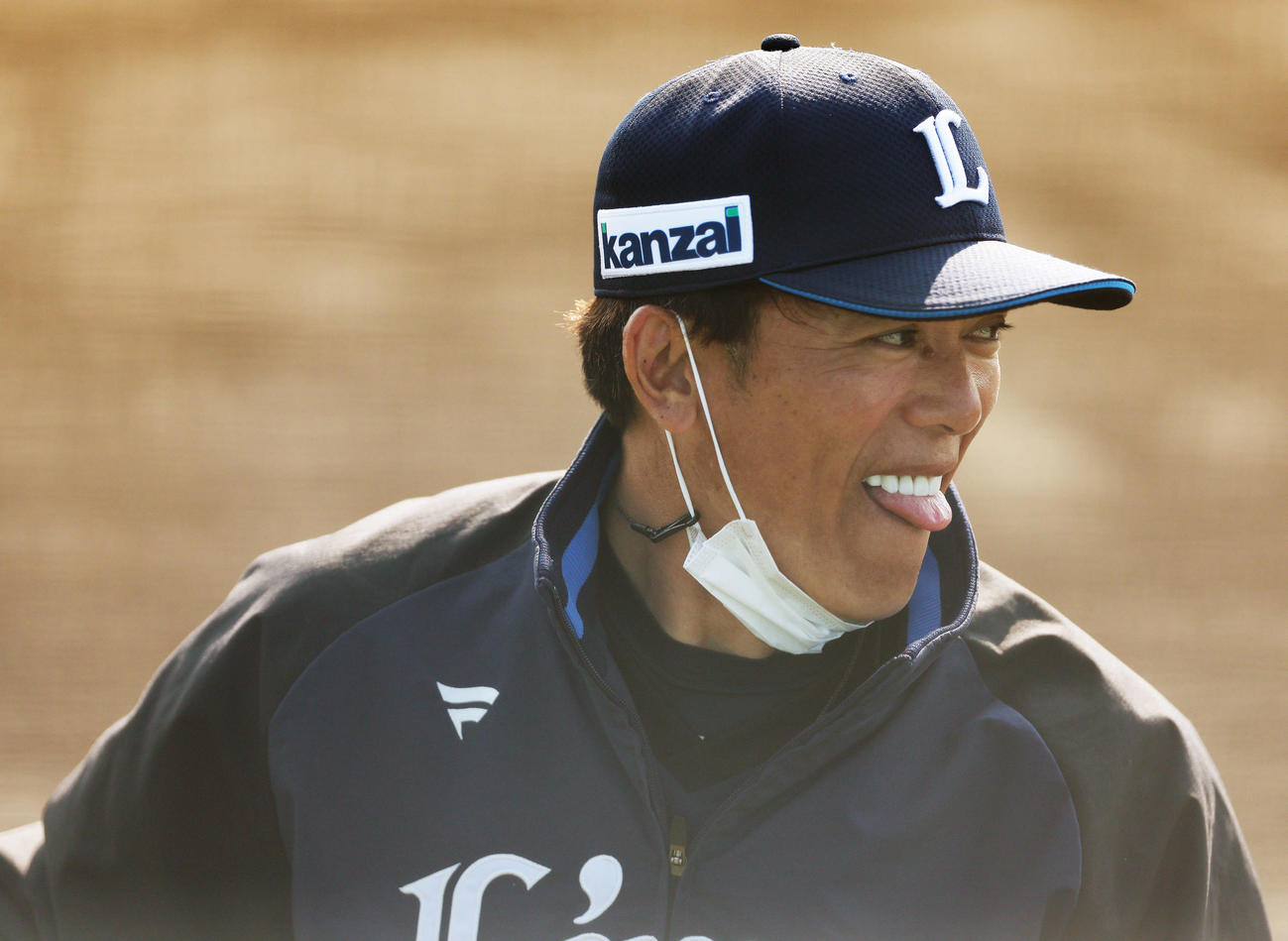 西武対ロッテ　試合前、笑顔を見せる西武松井監督（撮影・河田真司）