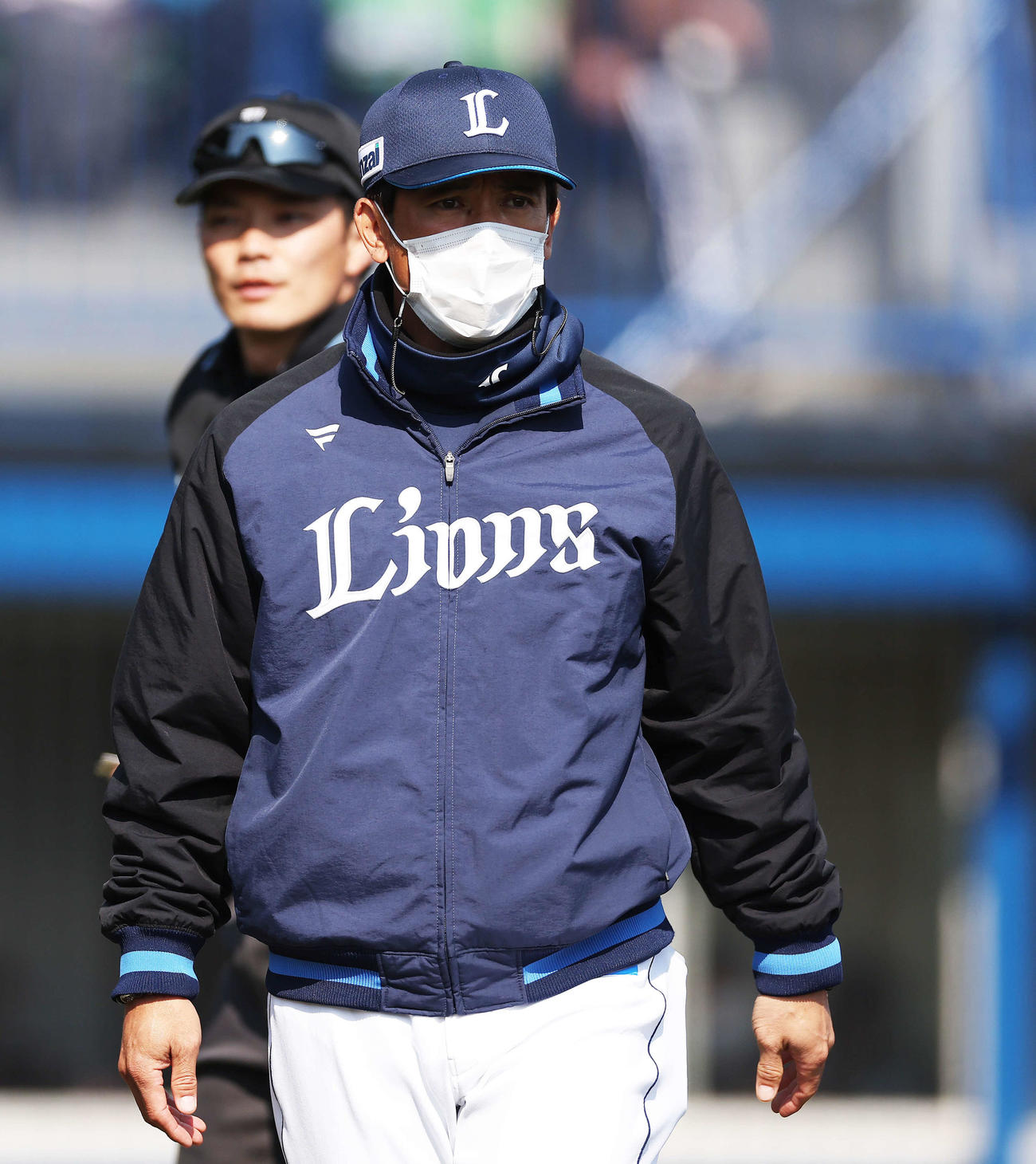 西武対ロッテ　3回裏を終え、選手交代を告げる松井監督（撮影・河田真司）